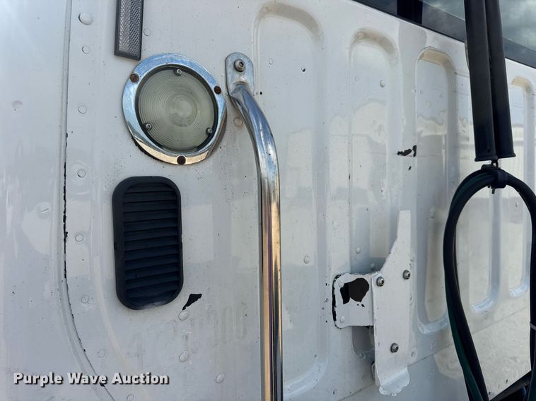 image for item EN4633 2014 Freightliner Business Class M2 semi truck