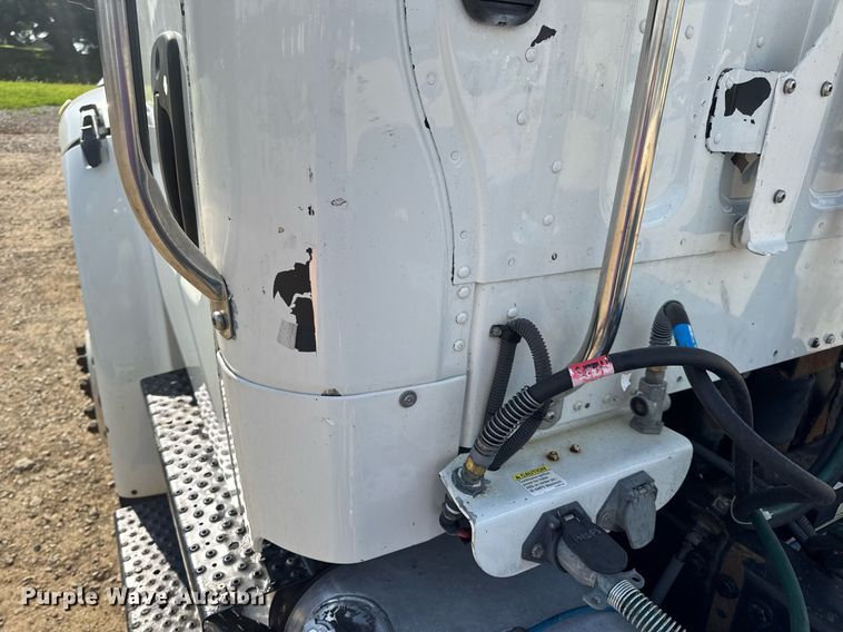 image for item EN4633 2014 Freightliner Business Class M2 semi truck