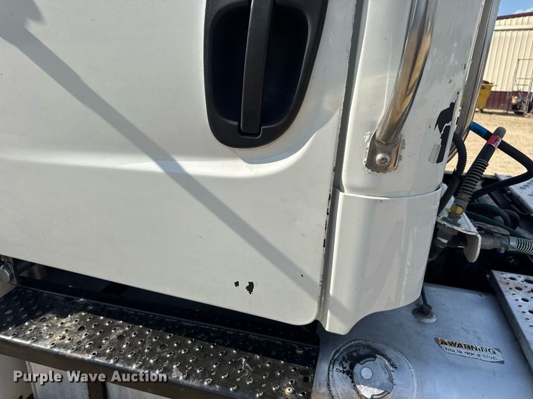 image for item EN4633 2014 Freightliner Business Class M2 semi truck