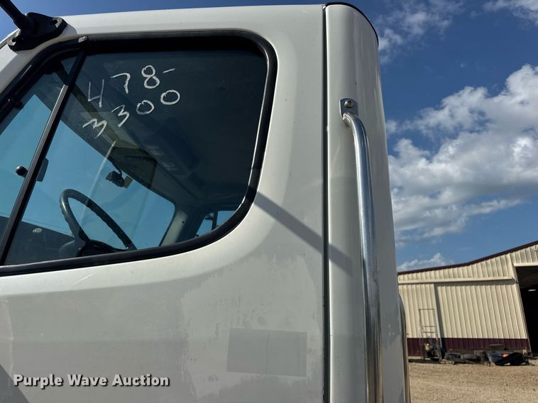 image for item EN4633 2014 Freightliner Business Class M2 semi truck