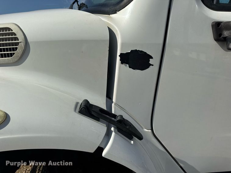 image for item EN4633 2014 Freightliner Business Class M2 semi truck