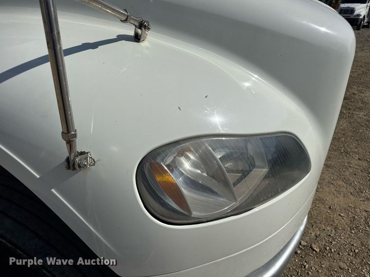 image for item EN4633 2014 Freightliner Business Class M2 semi truck