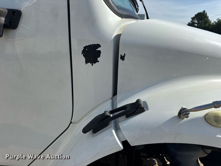 image for item EN4633 2014 Freightliner Business Class M2 semi truck