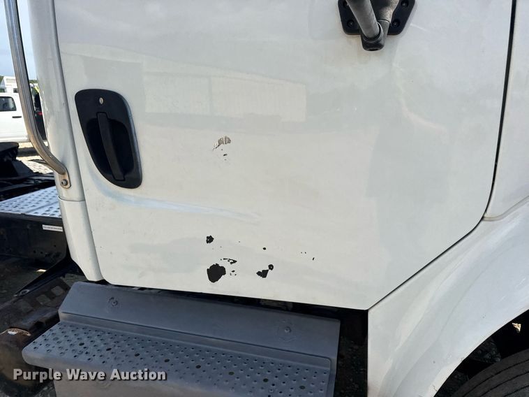 image for item EN4633 2014 Freightliner Business Class M2 semi truck