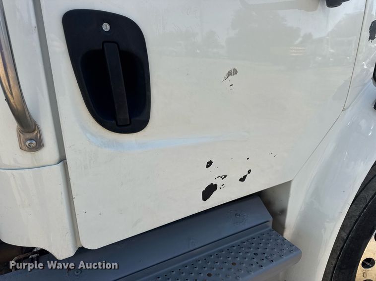 image for item EN4633 2014 Freightliner Business Class M2 semi truck