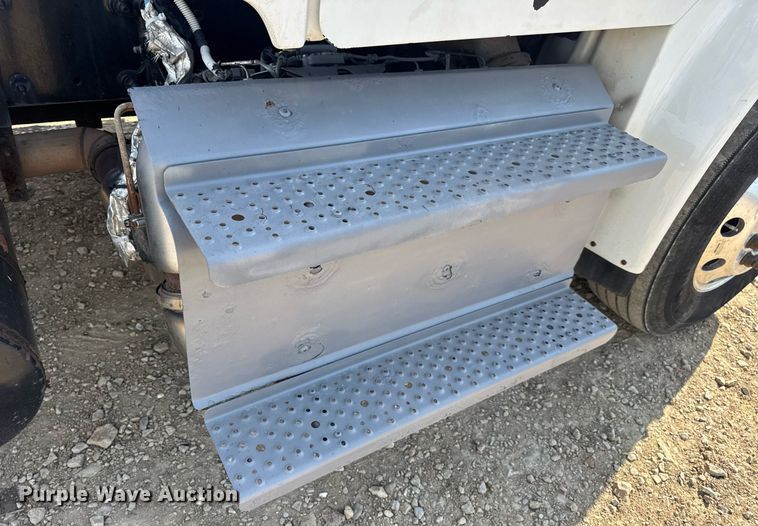 image for item EN4633 2014 Freightliner Business Class M2 semi truck