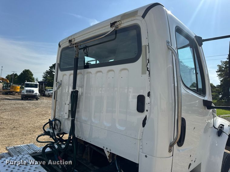 image for item EN4633 2014 Freightliner Business Class M2 semi truck