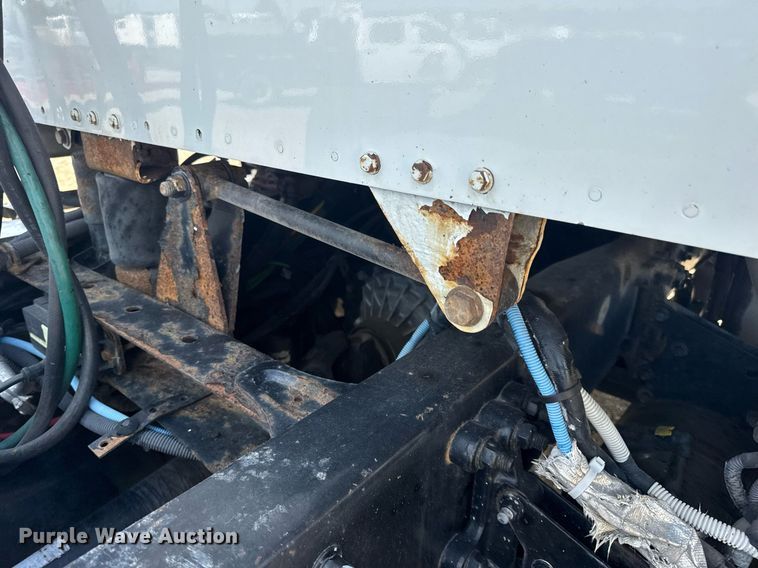 image for item EN4633 2014 Freightliner Business Class M2 semi truck