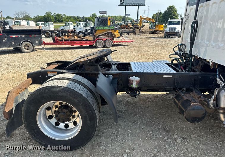 image for item EN4633 2014 Freightliner Business Class M2 semi truck