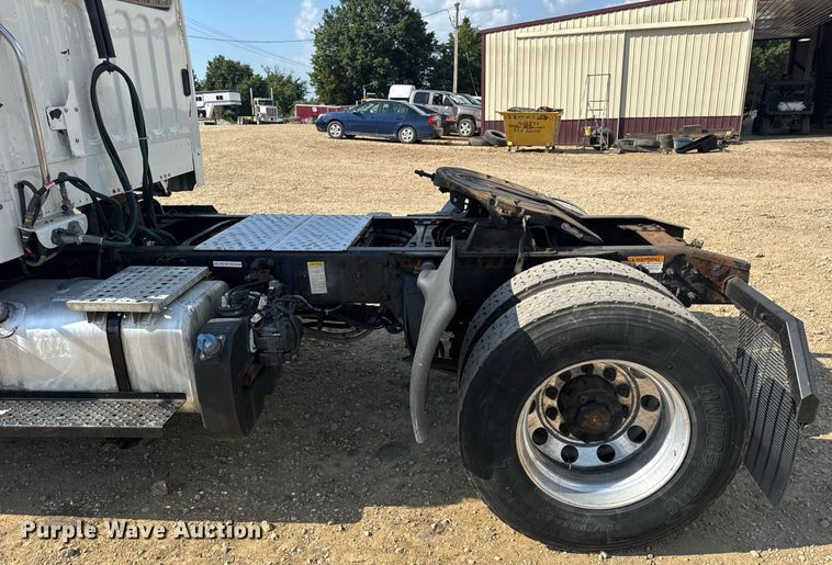 image for item EN4633 2014 Freightliner Business Class M2 semi truck