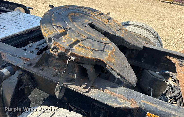 image for item EN4633 2014 Freightliner Business Class M2 semi truck