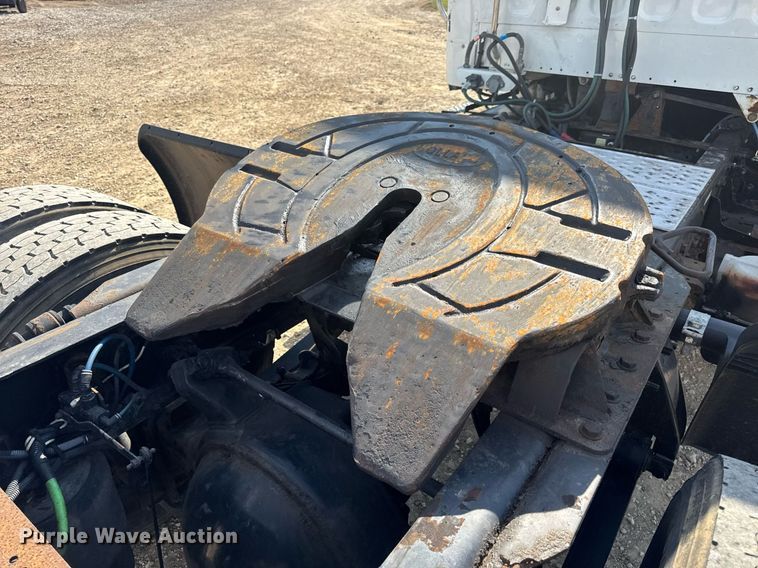 image for item EN4633 2014 Freightliner Business Class M2 semi truck