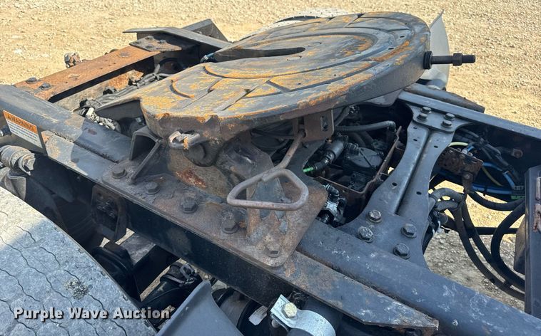 image for item EN4633 2014 Freightliner Business Class M2 semi truck