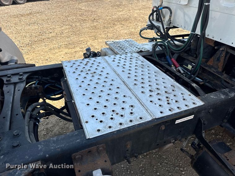 image for item EN4633 2014 Freightliner Business Class M2 semi truck