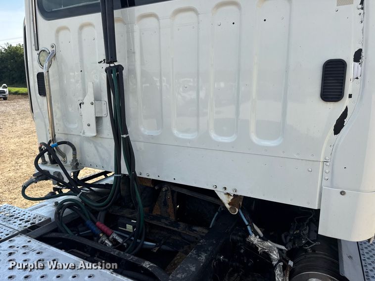 image for item EN4633 2014 Freightliner Business Class M2 semi truck