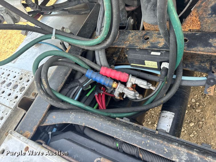 image for item EN4633 2014 Freightliner Business Class M2 semi truck