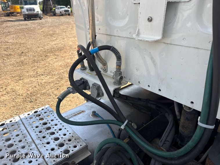 image for item EN4633 2014 Freightliner Business Class M2 semi truck