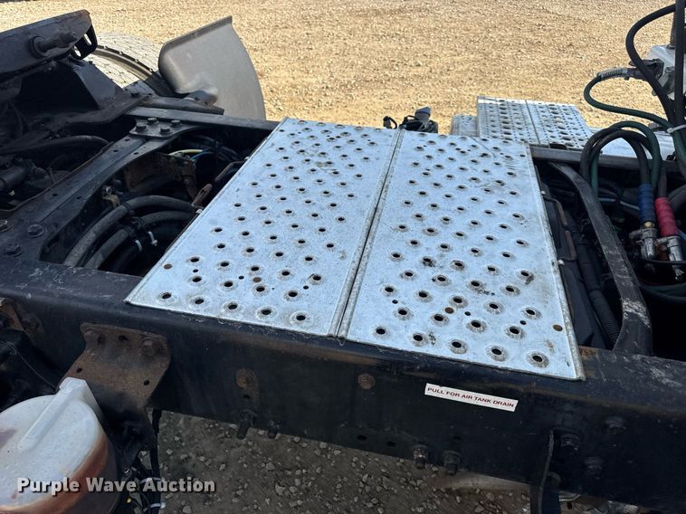 image for item EN4633 2014 Freightliner Business Class M2 semi truck