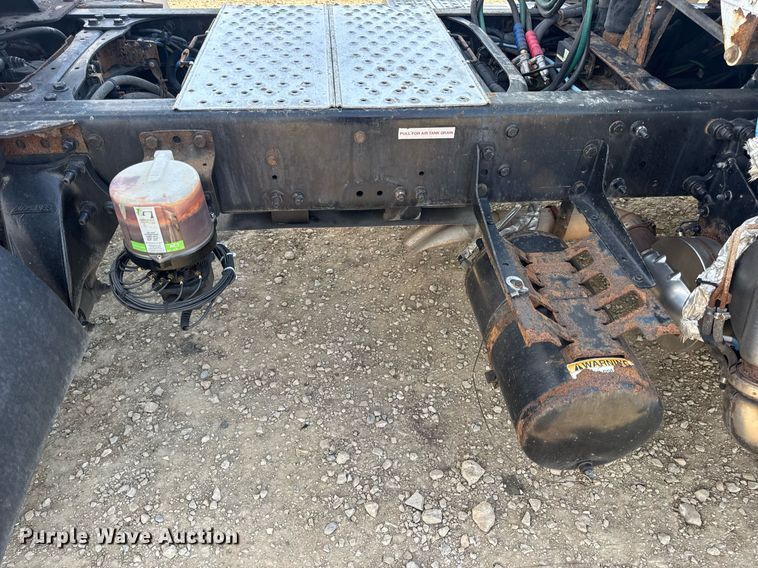 image for item EN4633 2014 Freightliner Business Class M2 semi truck