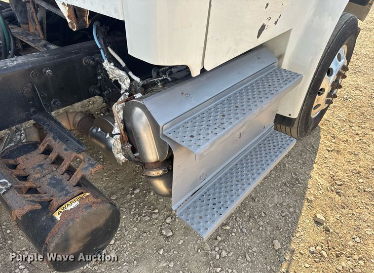 image for item EN4633 2014 Freightliner Business Class M2 semi truck