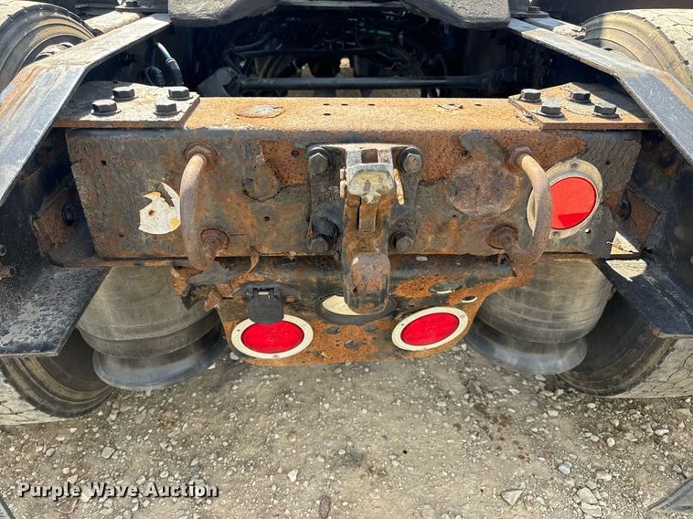 image for item EN4633 2014 Freightliner Business Class M2 semi truck