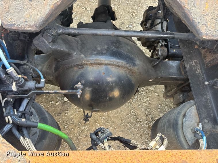 image for item EN4633 2014 Freightliner Business Class M2 semi truck