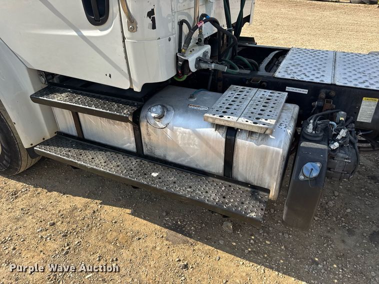 image for item EN4633 2014 Freightliner Business Class M2 semi truck