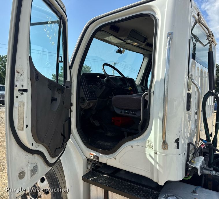 image for item EN4633 2014 Freightliner Business Class M2 semi truck