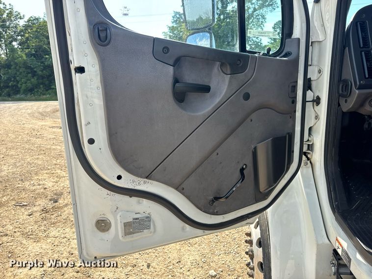 image for item EN4633 2014 Freightliner Business Class M2 semi truck