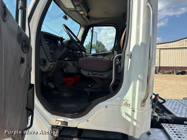 image for item EN4633 2014 Freightliner Business Class M2 semi truck