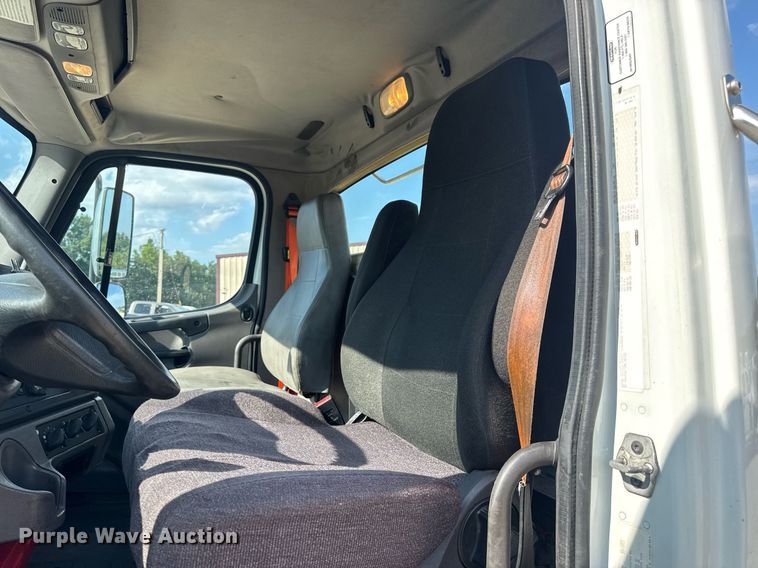 image for item EN4633 2014 Freightliner Business Class M2 semi truck