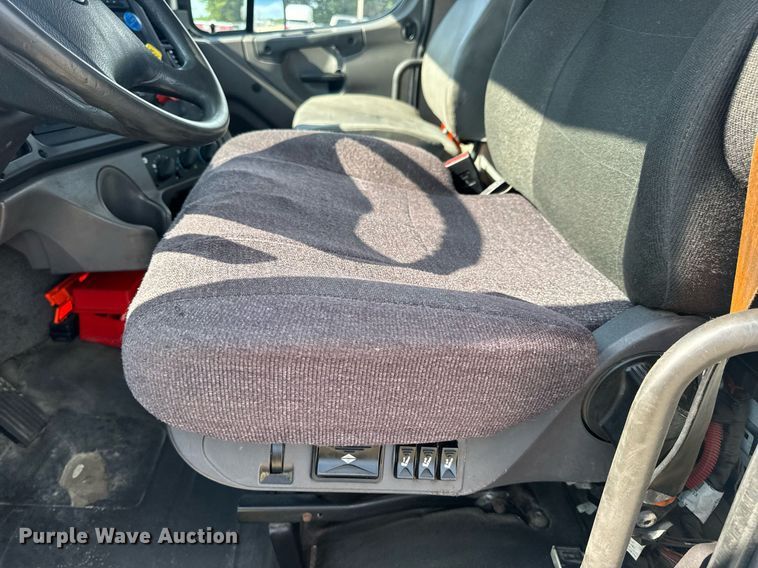 image for item EN4633 2014 Freightliner Business Class M2 semi truck