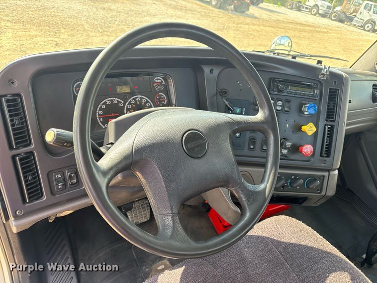 image for item EN4633 2014 Freightliner Business Class M2 semi truck