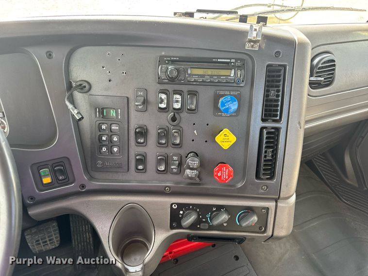 image for item EN4633 2014 Freightliner Business Class M2 semi truck