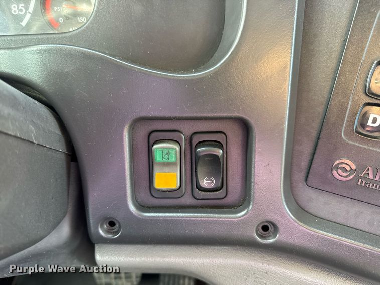 image for item EN4633 2014 Freightliner Business Class M2 semi truck