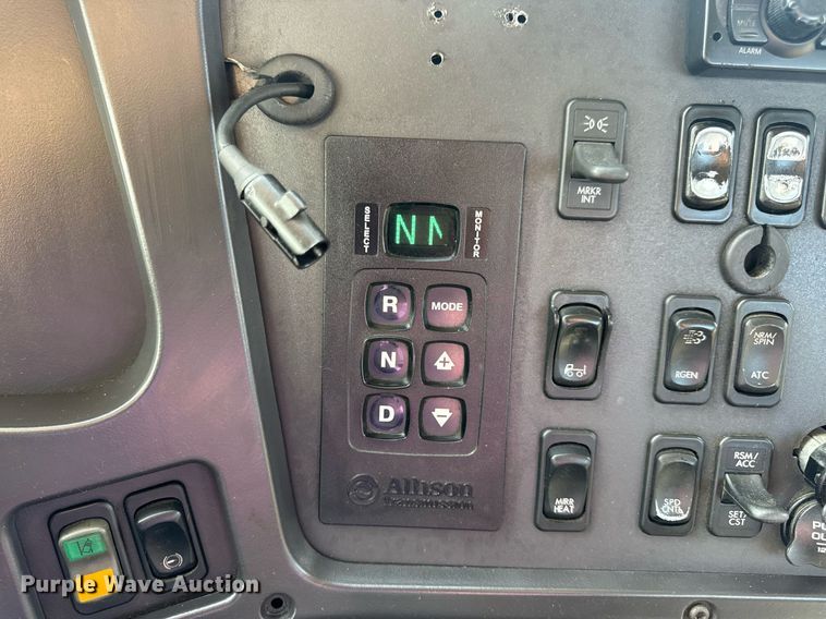 image for item EN4633 2014 Freightliner Business Class M2 semi truck