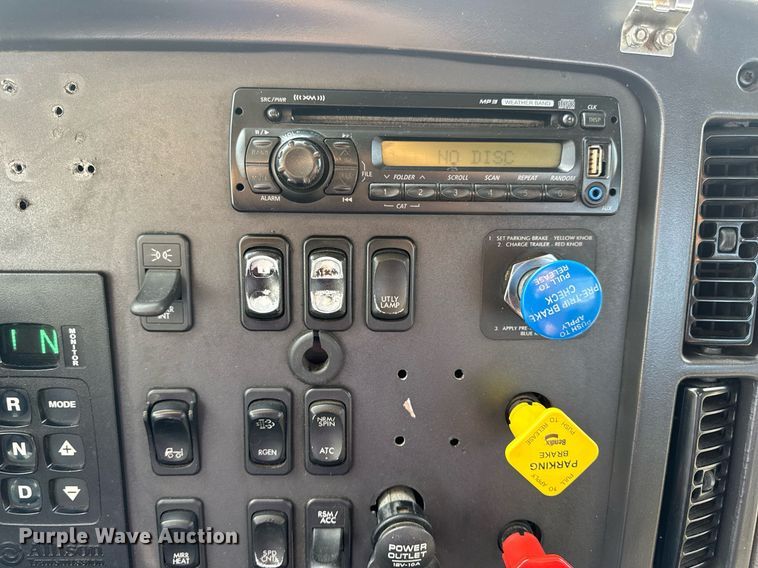 image for item EN4633 2014 Freightliner Business Class M2 semi truck