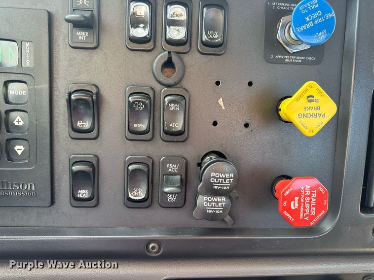 image for item EN4633 2014 Freightliner Business Class M2 semi truck