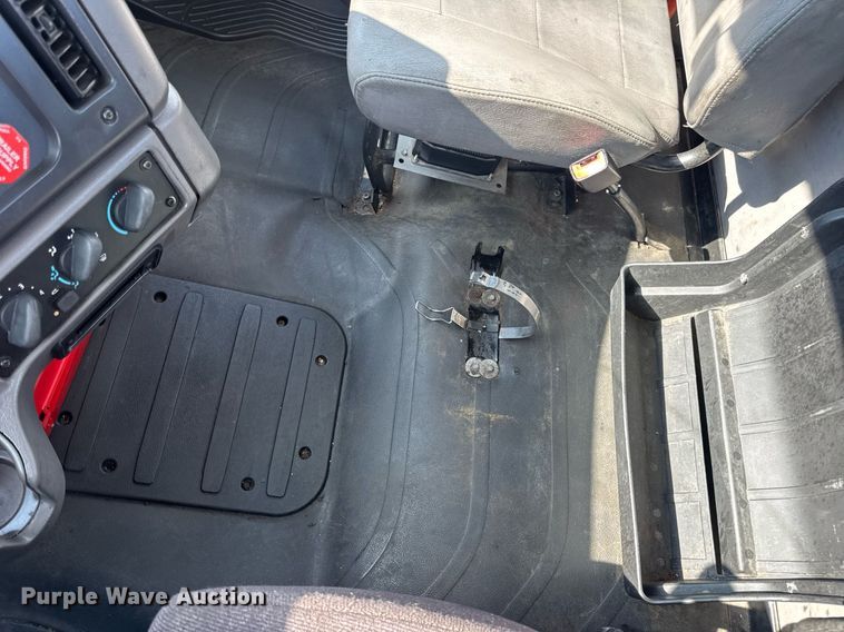 image for item EN4633 2014 Freightliner Business Class M2 semi truck