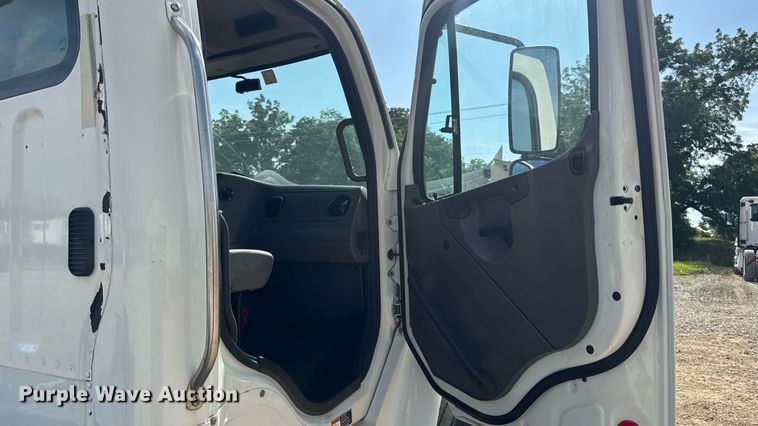 image for item EN4633 2014 Freightliner Business Class M2 semi truck