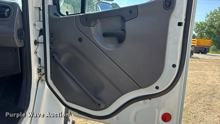 image for item EN4633 2014 Freightliner Business Class M2 semi truck