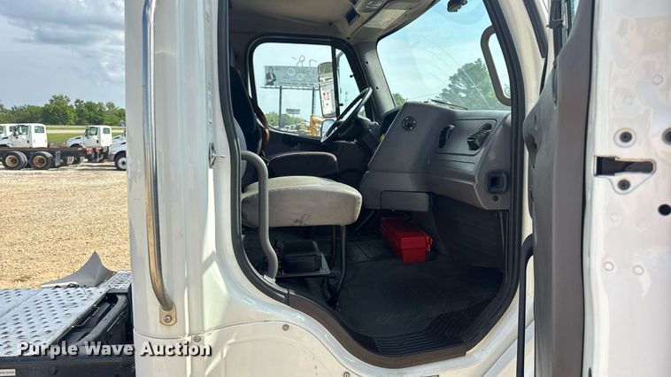 image for item EN4633 2014 Freightliner Business Class M2 semi truck