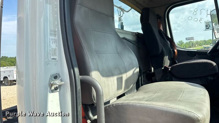 image for item EN4633 2014 Freightliner Business Class M2 semi truck