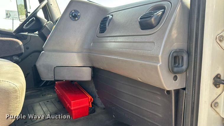 image for item EN4633 2014 Freightliner Business Class M2 semi truck