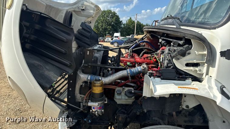 image for item EN4633 2014 Freightliner Business Class M2 semi truck