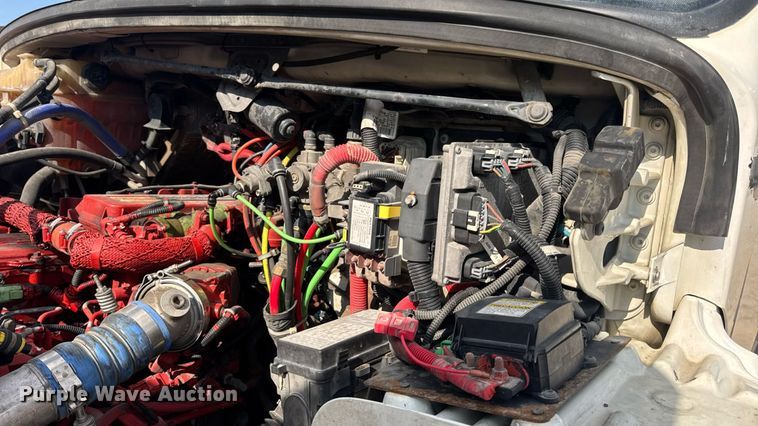 image for item EN4633 2014 Freightliner Business Class M2 semi truck