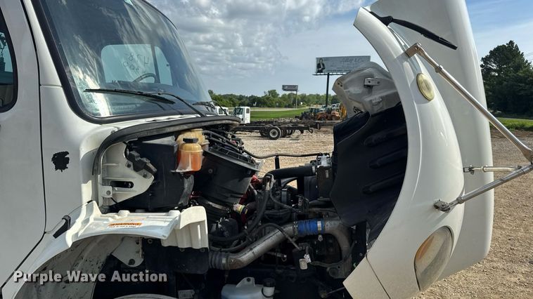 image for item EN4633 2014 Freightliner Business Class M2 semi truck