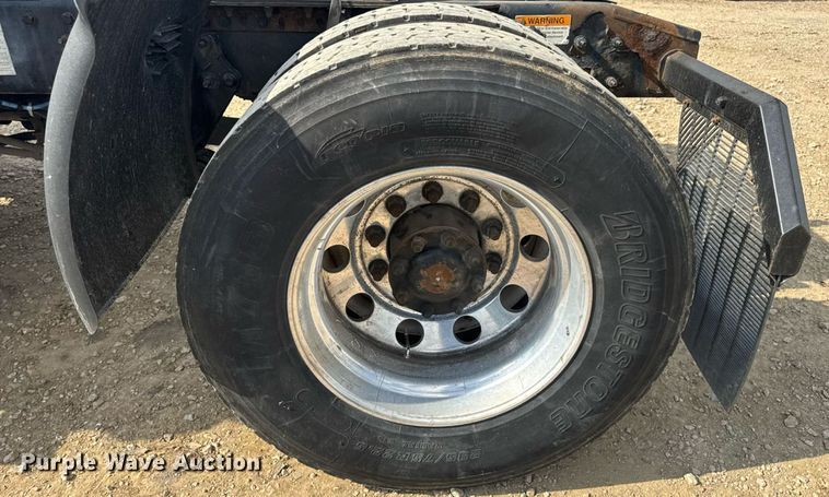 image for item EN4633 2014 Freightliner Business Class M2 semi truck