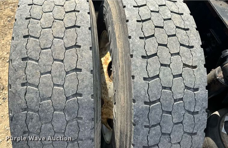 image for item EN4633 2014 Freightliner Business Class M2 semi truck