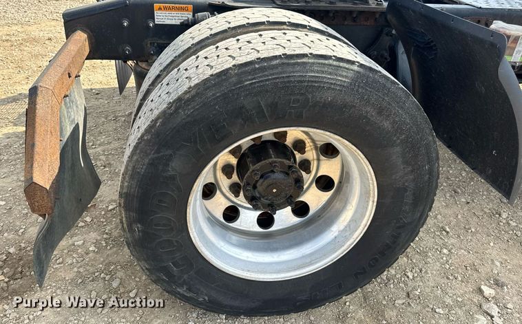 image for item EN4633 2014 Freightliner Business Class M2 semi truck